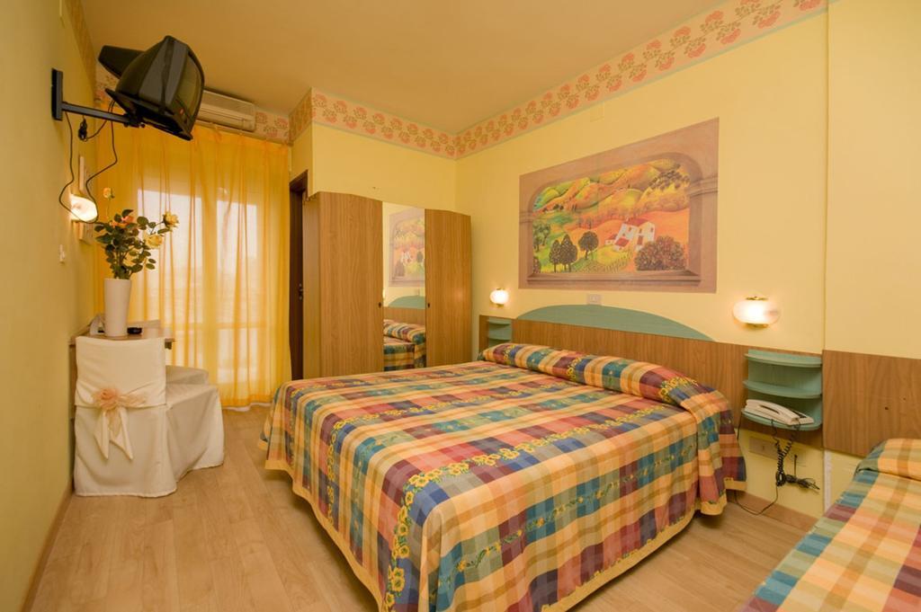 Hotel Mocambo piscina e spiaggia San Benedetto del Tronto Camera foto
