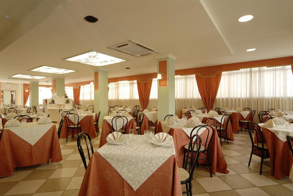 Hotel Mocambo piscina e spiaggia San Benedetto del Tronto Esterno foto